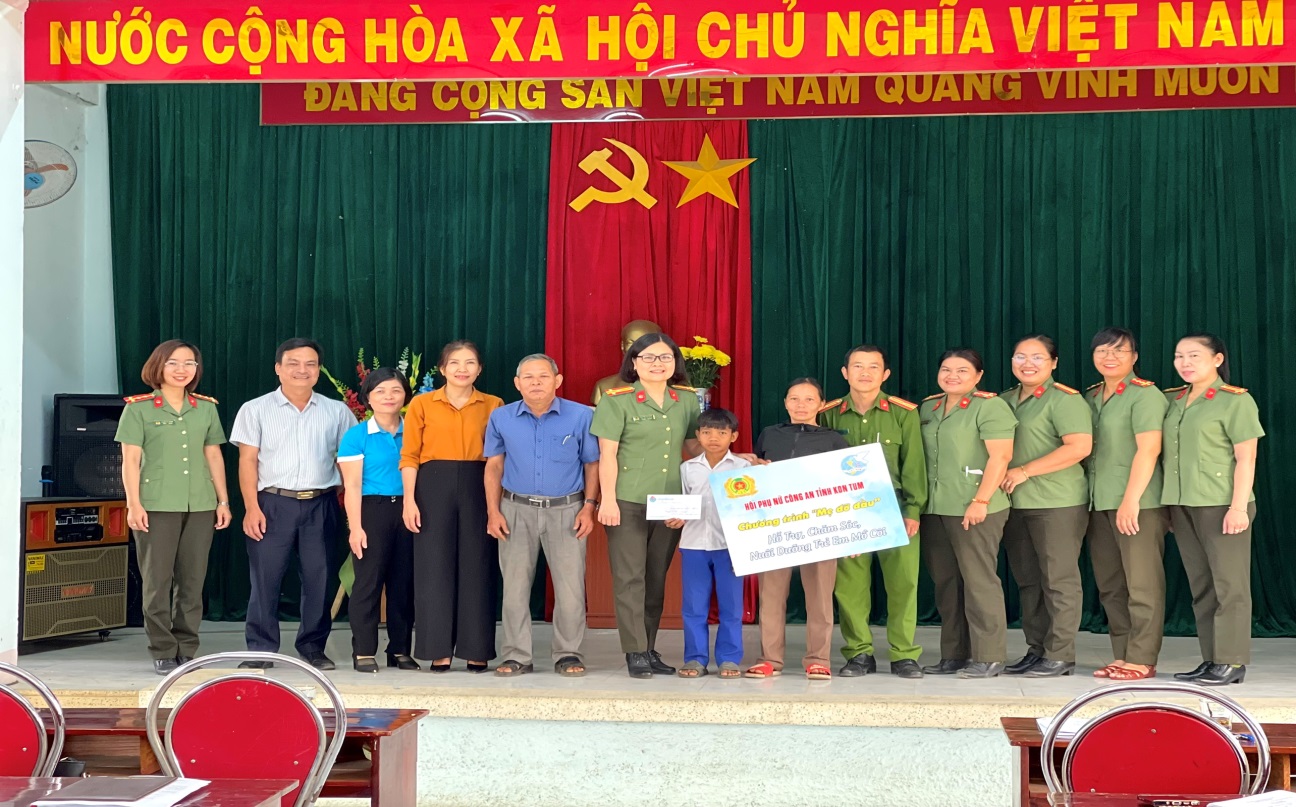 Hội Phụ nữ công an tỉnh nhận đỡ đầu và tặng quà trẻ em có hoàn cảnh khó khăn tại xã Tân Cảnh